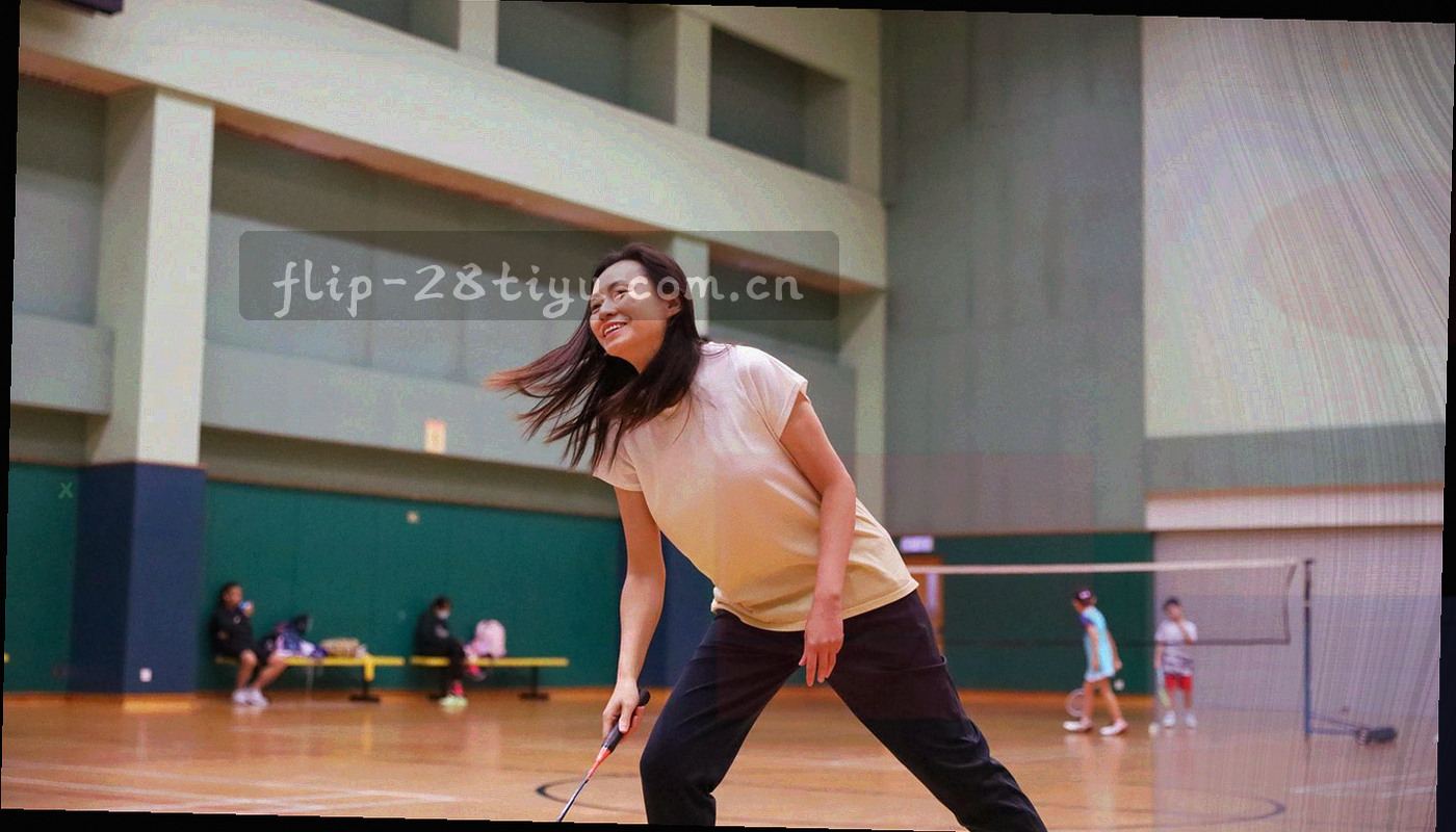 由条形刻度与曲线构成的抽象积分走势图，墨绿底荧光青线条